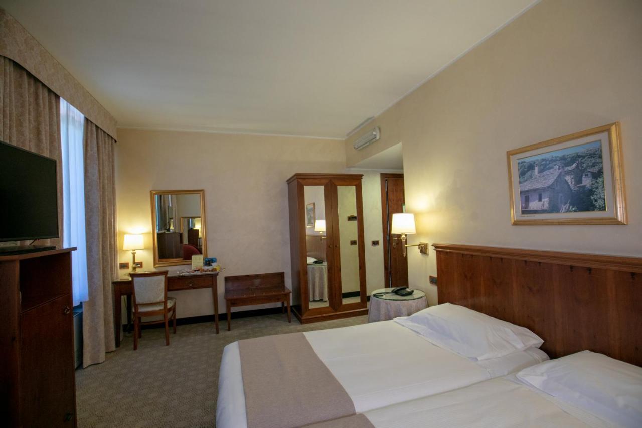 Hotel Scia' On Martin Buscate Esterno foto