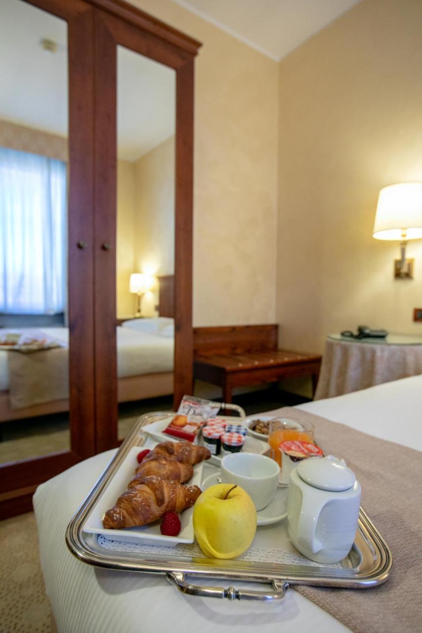 Hotel Scia' On Martin Buscate Esterno foto