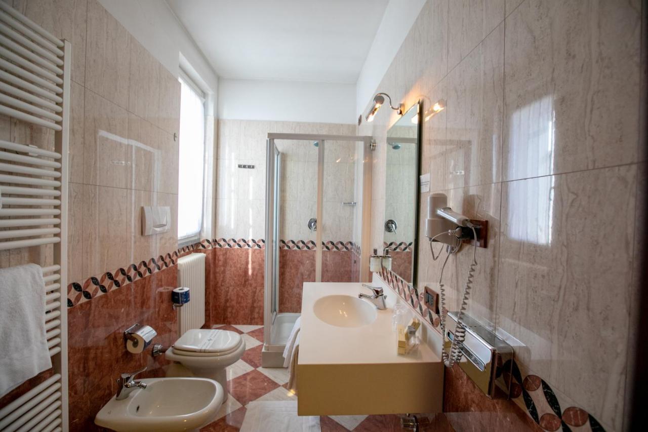 Hotel Scia' On Martin Buscate Esterno foto